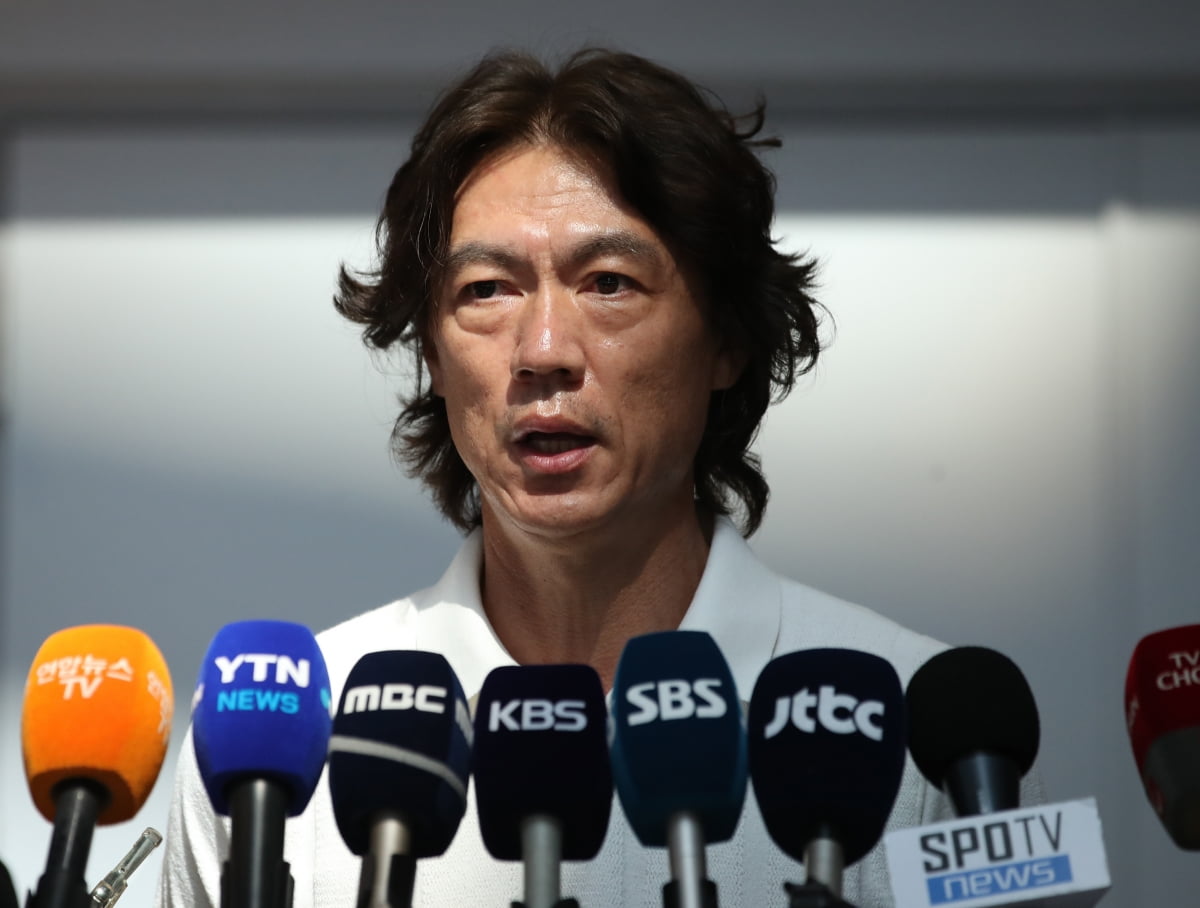 官方：美因茨头号射手伯克特左大腿受伤，将伤缺数周