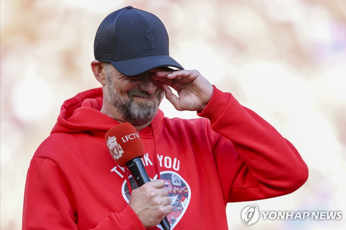 安东尼单膝跪地向女友求婚成功 曼联官号祝贺